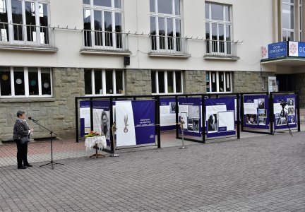 Uroczystość otwarcia wystawy plenerowej poświęconej mjr. Adolfowi Pilchowi - przemawia Danuta Szczypka.